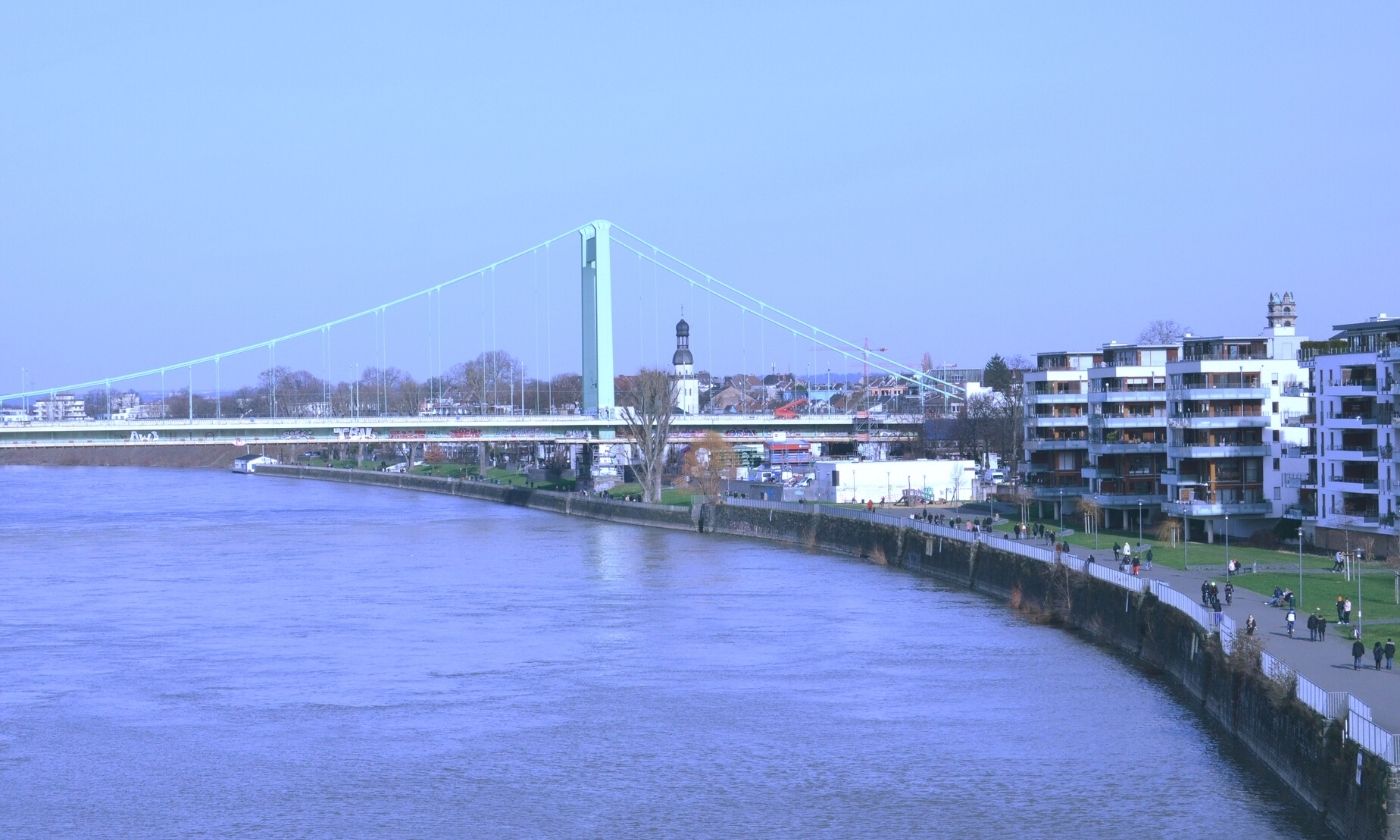 Das Mülheimer Rheinufer und die Mülheimer Brücke © Inga Drews